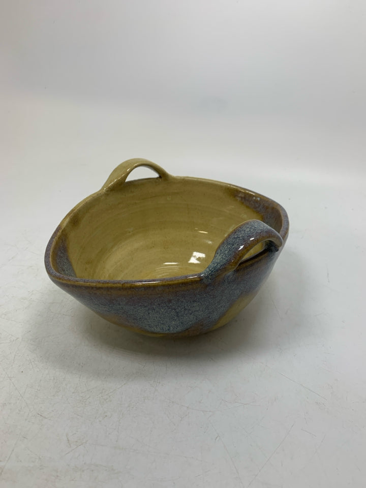 TAN W/ BLUE DETAILS BOWL W/ DOUBLE HANDLE.