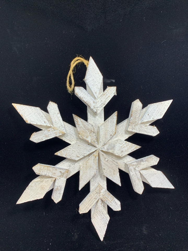 MED WOODEN SPARKLY SNOWFLAKE WALL HANGING.