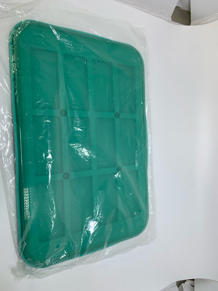 NIP SNACK BAR MAKER MOLD W/ LID.