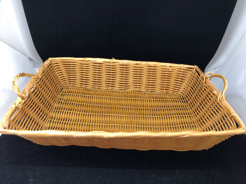BLONDE WICKER BASKET TRAY W/HANDLES.