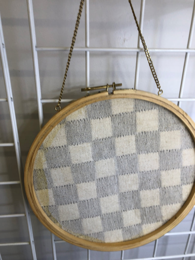 CHECKER PRINT BEADED ROUND WALL HANGING.