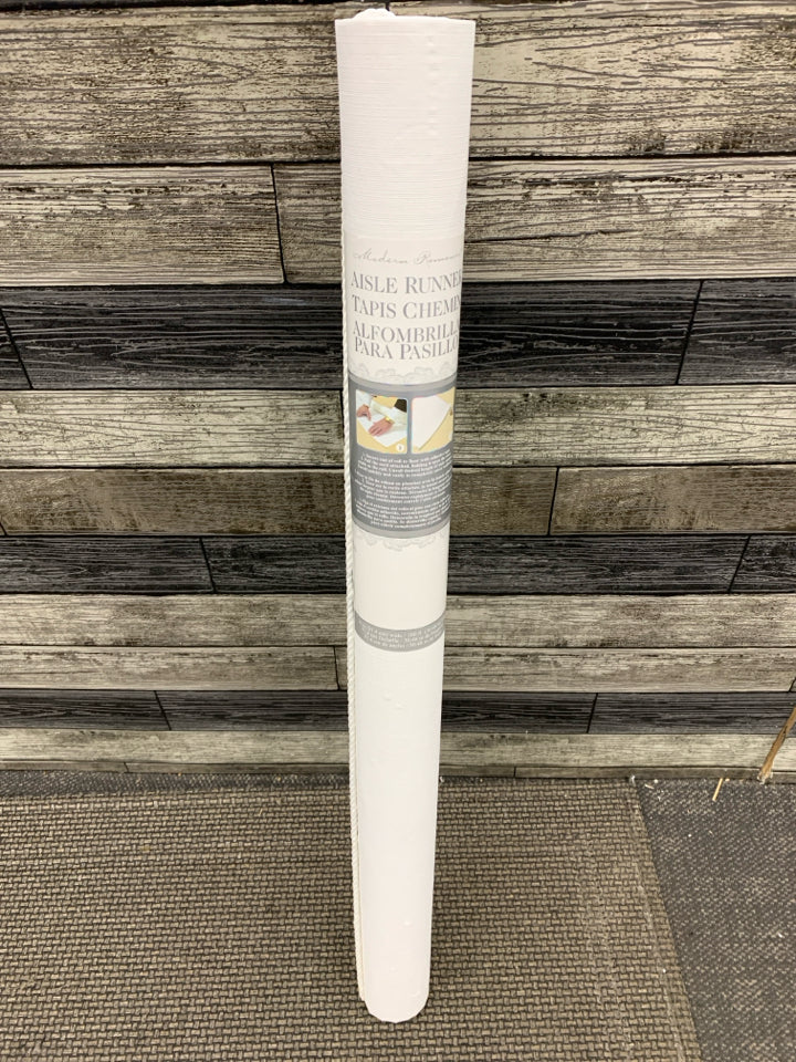 NIP WHITE AISLE RUNNER.