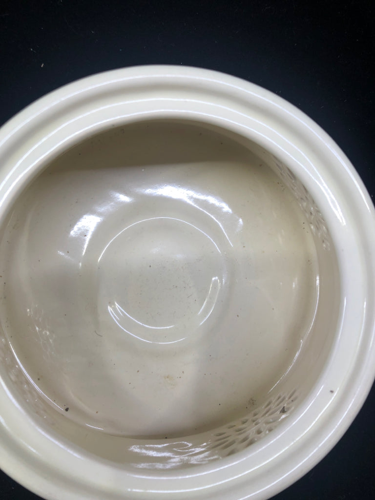 YANKEE CANDLE CREAM W/CUTOUTS TEALIGHT HOLDER W/LID.