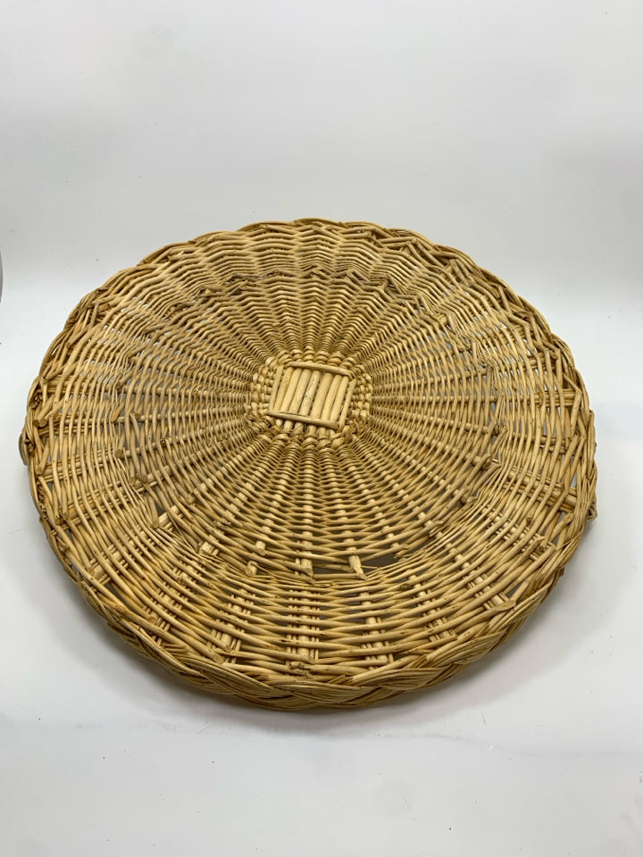 ROUND WICKER BASKET TRAY W/HANDLES.