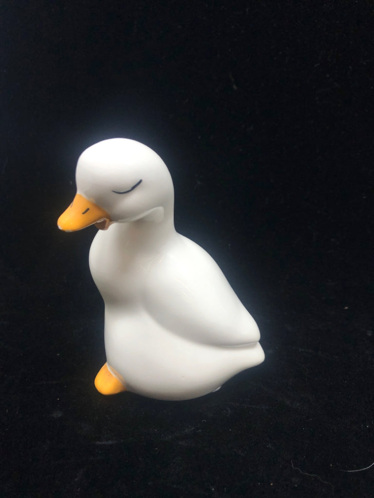 VTG-STYLE SWEET CLOSED-EYES GOOSE.