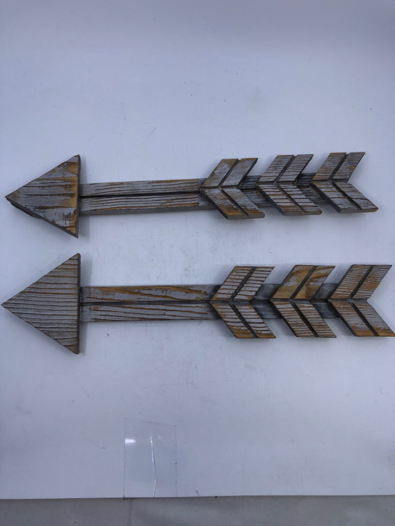 2 DISTRESSED GREY WOOD ARROWS WALL HANGING.