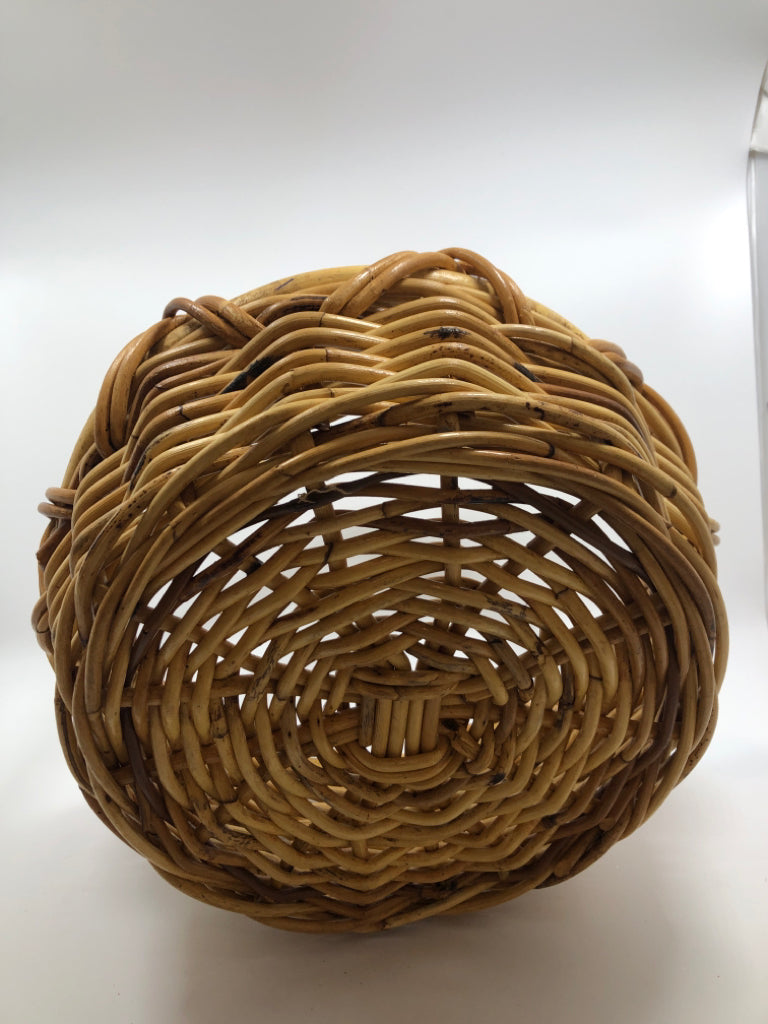 ROUND HEAVY WOVEN BAMBOO BASKET.
