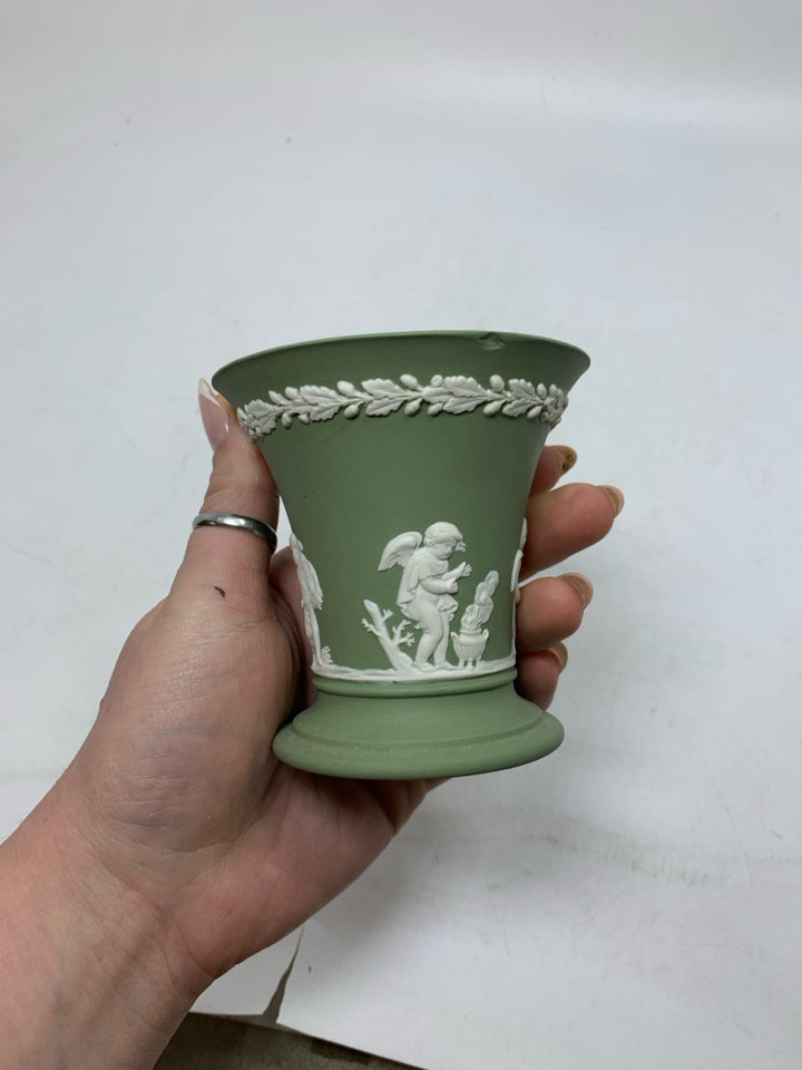 VTG JASPERWARE SHORT FLARED VASE W/ CHERUBS.