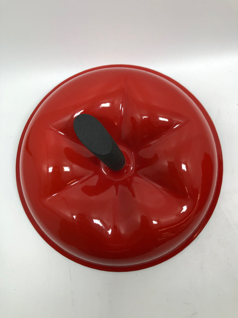 TOMATO CAST IRON DUTCH OVEN.