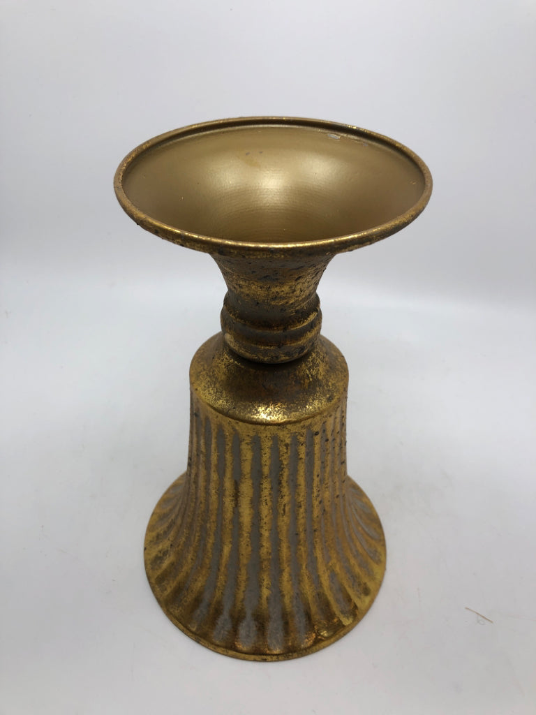 GOLD METAL FOOTED VASE.