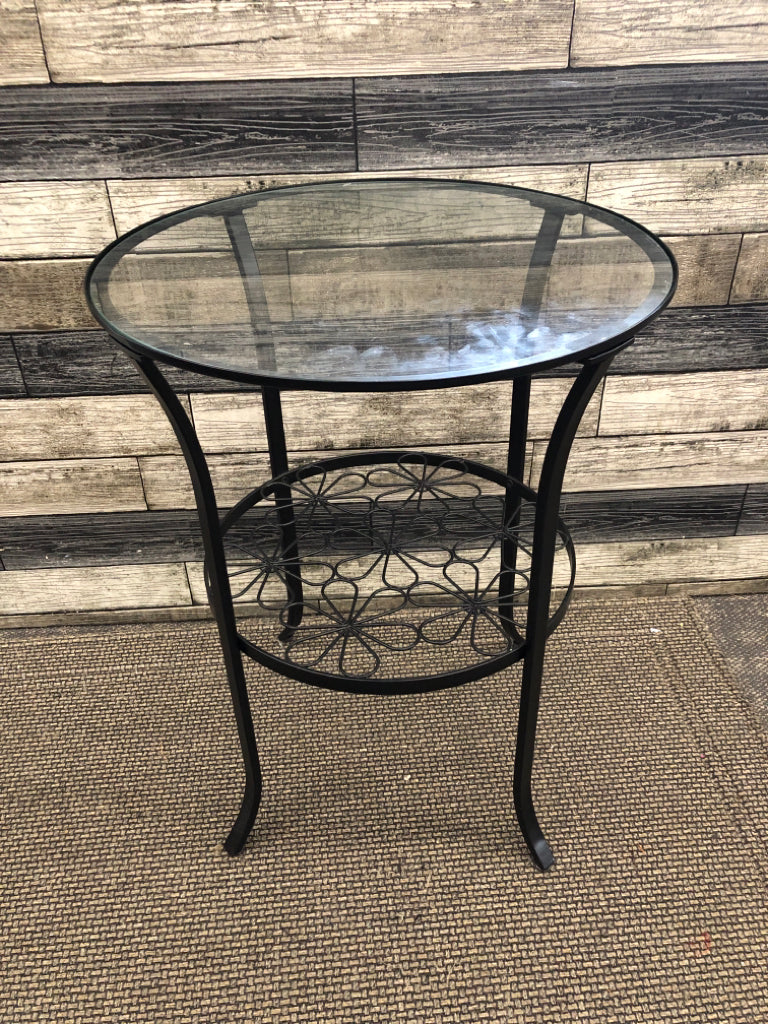 BLACK METAL W/GLASS TOP ROUND SIDE TABLE.
