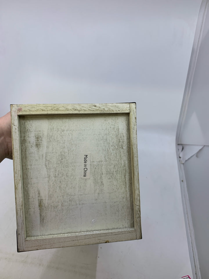 SQUARE SLATED WHITE WOOD BASKET W/ GREEN PINE TREE METAL EDGES.