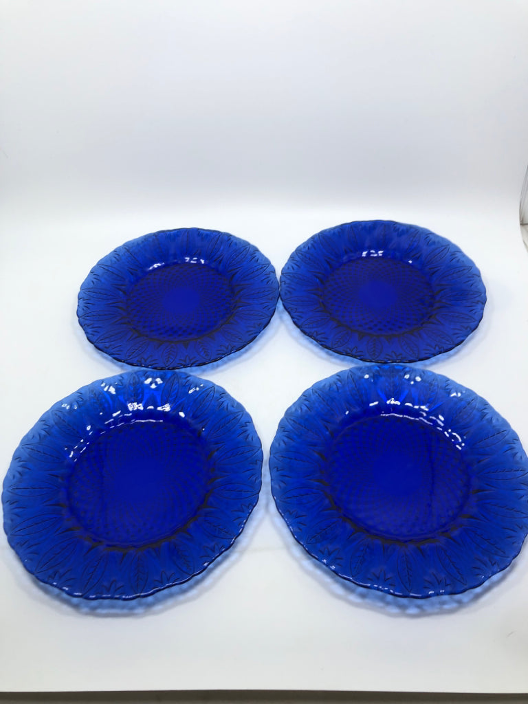 4 BLUE GLASS FLORAL LUNCH PLATES.