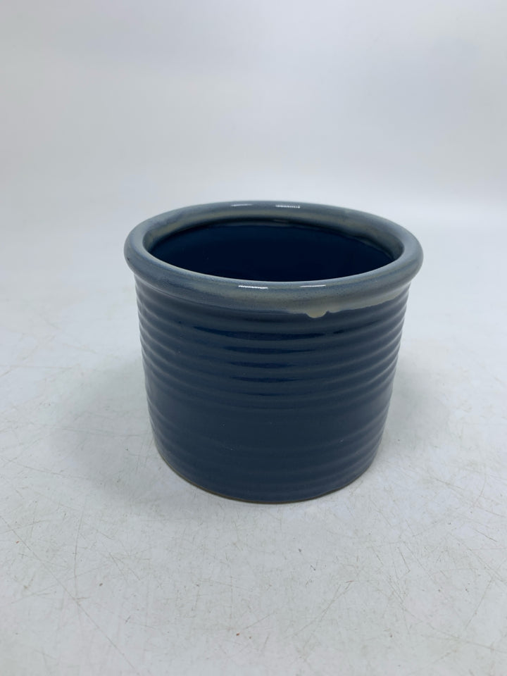 SMALL RIBBED TUMBLEWEED POTTERY CROCK.