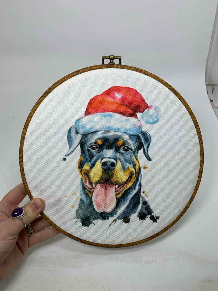 CIRCLE ROTTWEILER W/ SANTA HAT WALL HANGING.
