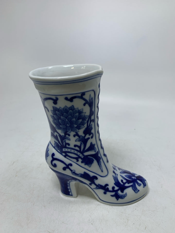 BLUE FLORAL TALL HEELED BOOT.