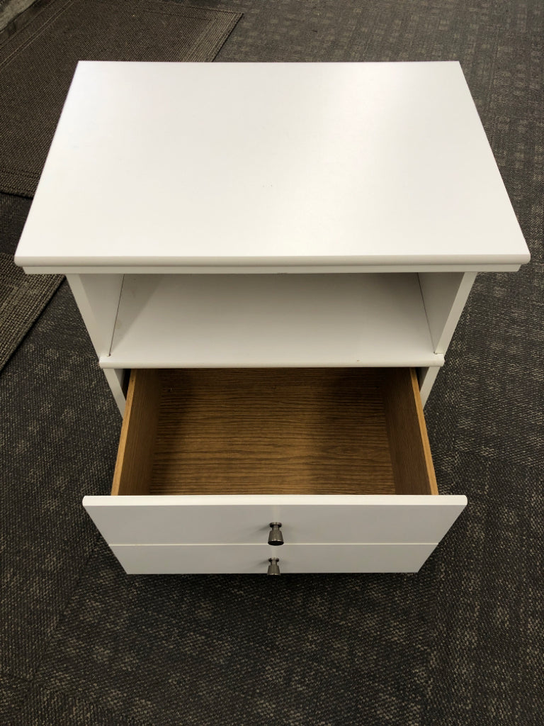 ONE-DRAWER WHITE NIGHTSTAND.