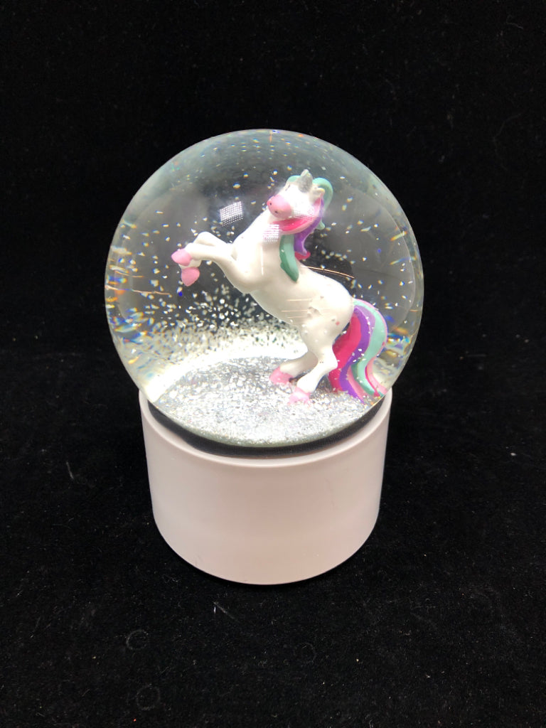 UNICORN GLITTER SNOW GLOBE.