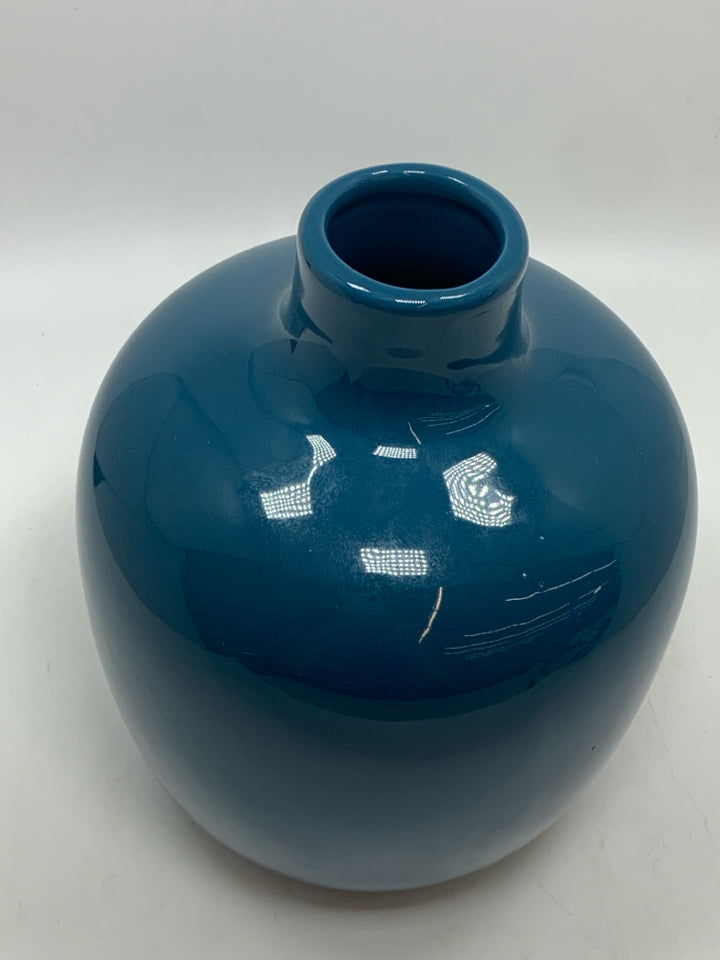 BLUE CERAMIC NARROW NECK VASE.