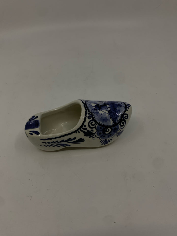 VTG CERAMIC WHITE/BLUE DUTCH SHOE.