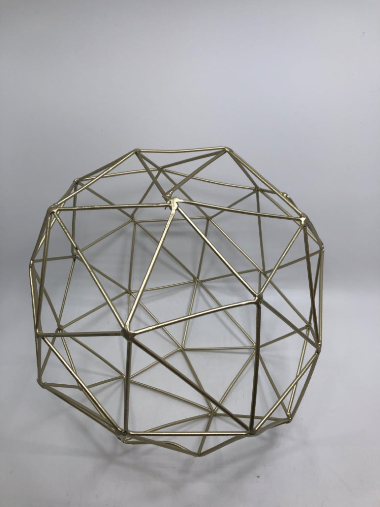 GOLD GEOMETRIC BALL DECOR.