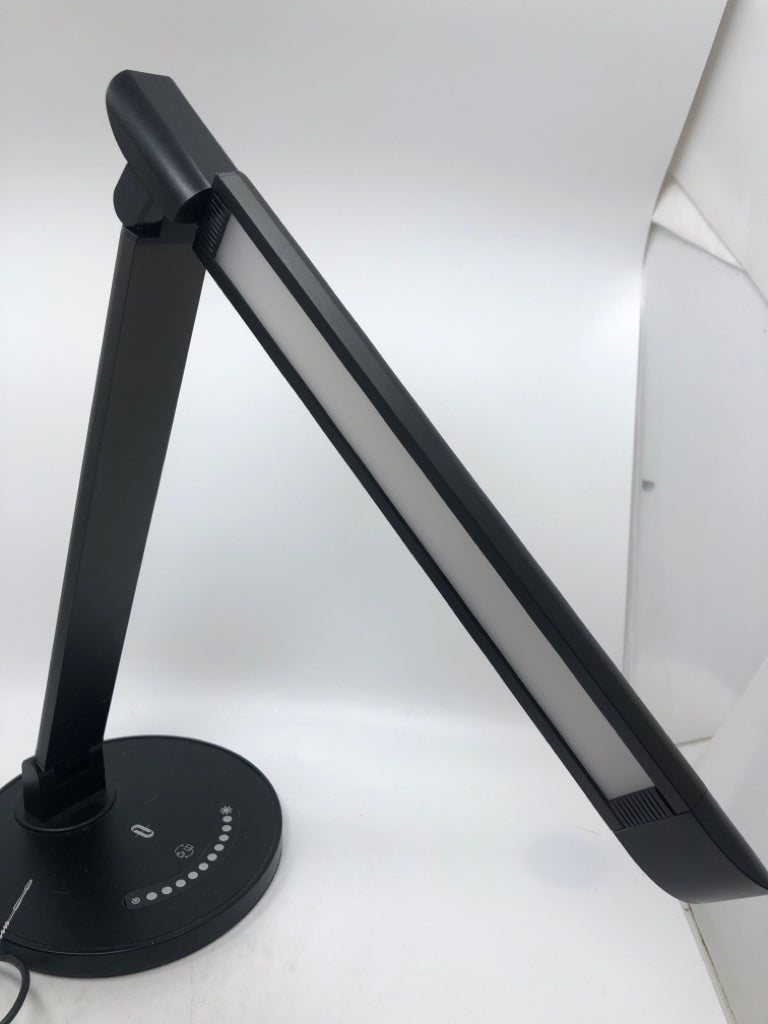 LED ADJUSTABLE BAR LAMP.
