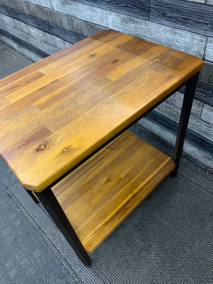WOOD SIDE TABLE W/BROWN METAL LEGS AND SHELF.