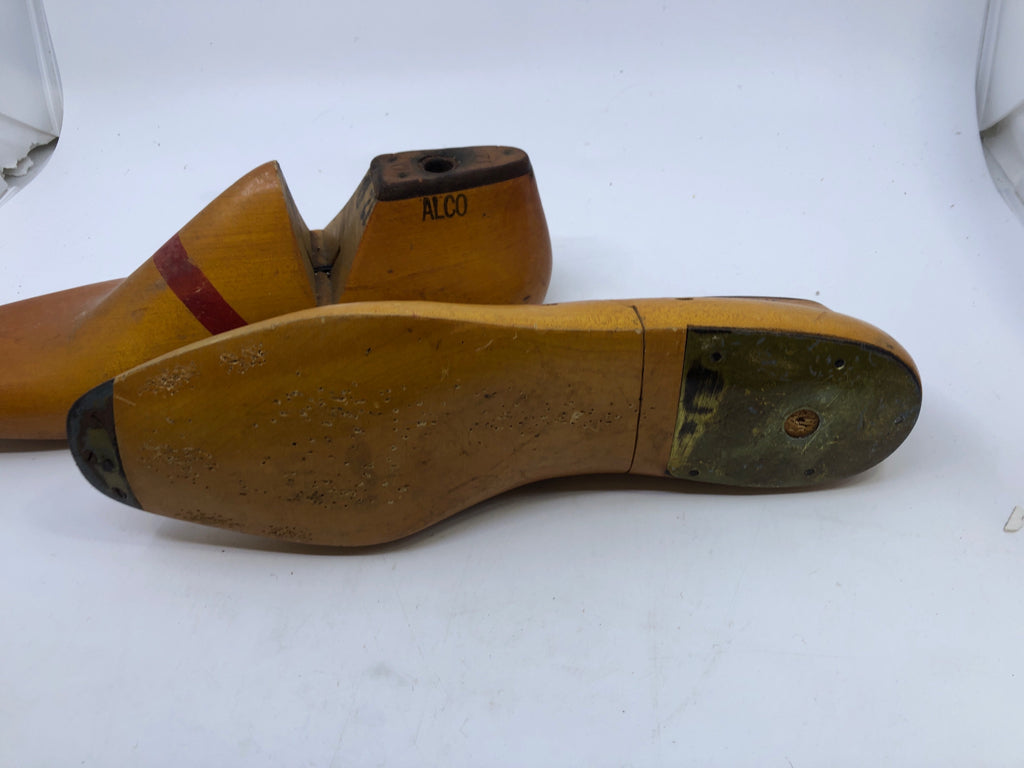 2 VTG WOOD SHOE FORMS ALCO WAYNE SIZE 12.
