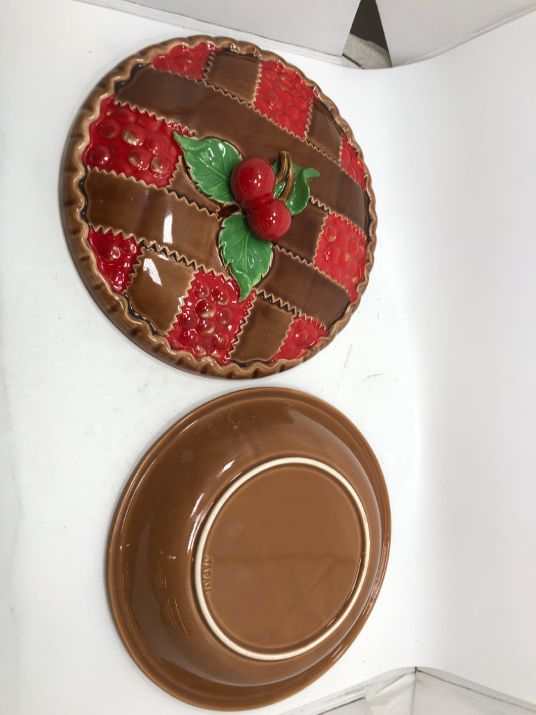 VTG CERAMIC CHERRY PIE COVERED SERVING DISH.