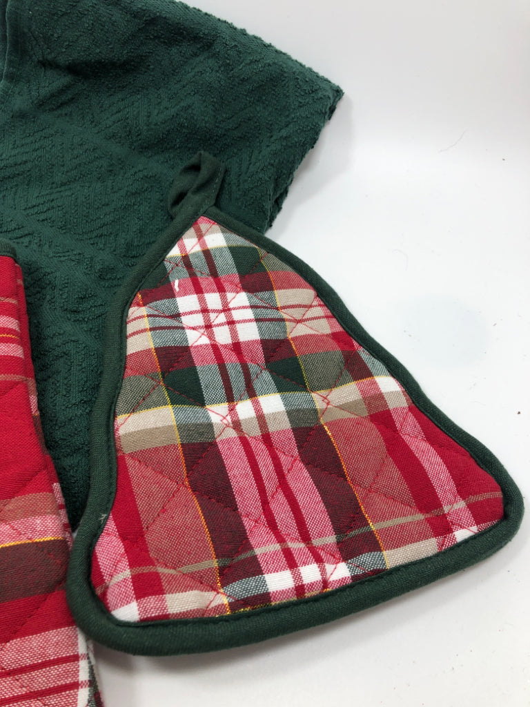 3 PC GREEN/RED PLAID OVEN MITTS & TOWEL.