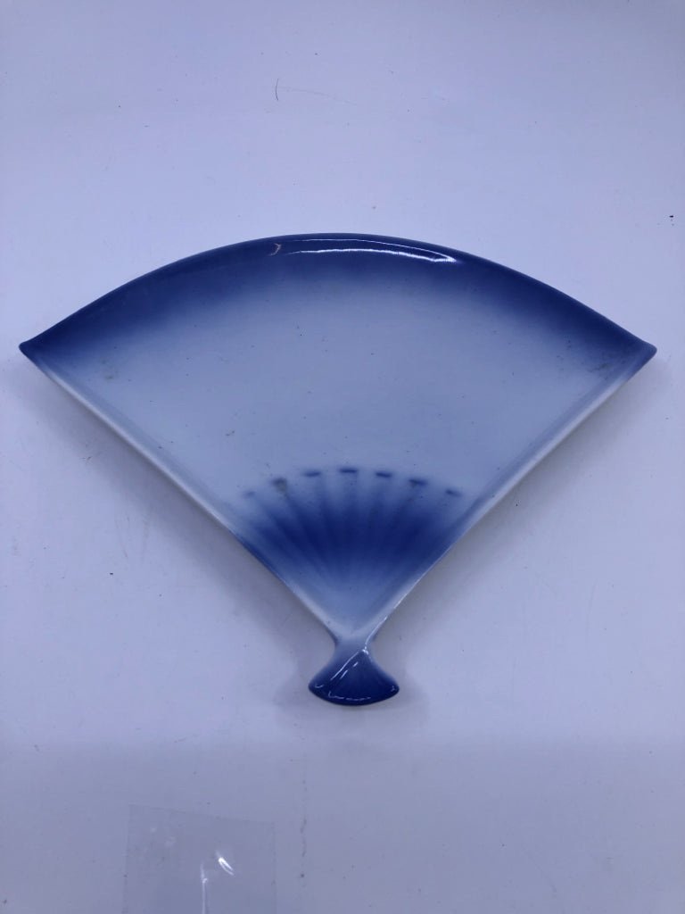 8PC VINTAGE FAN SHAPED APPETIZER SET- WHITE AND BLUE.