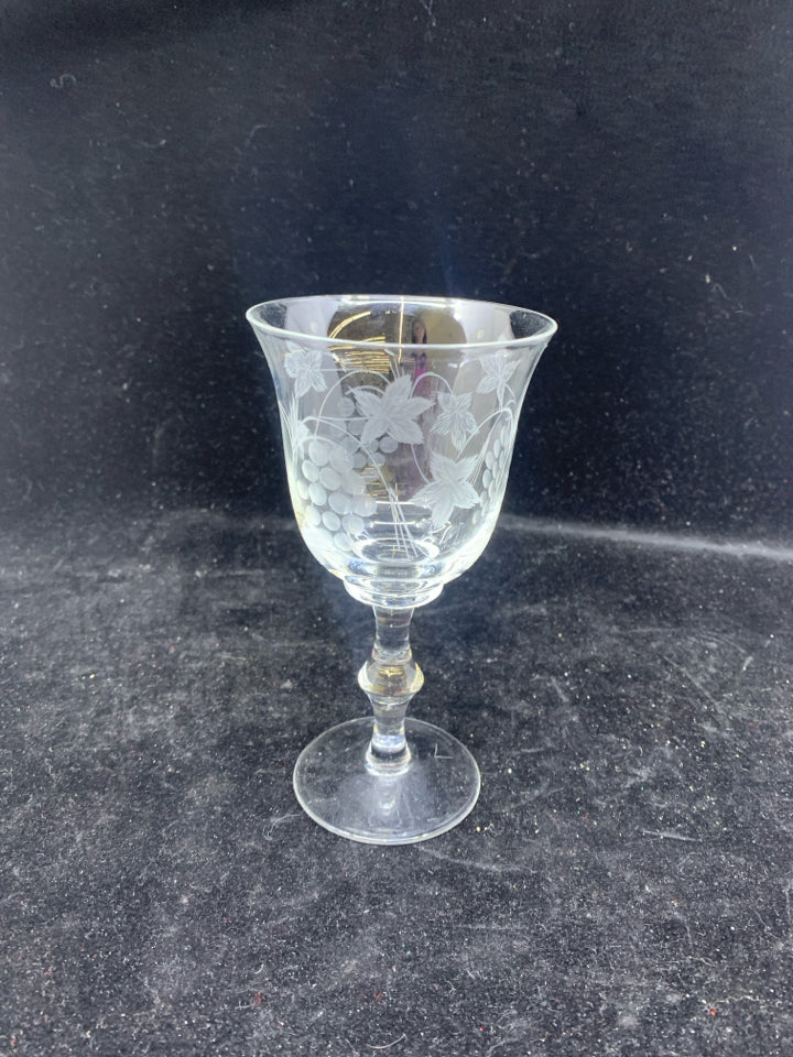 5PC ETCHED GRAPES AND LEAVES PATTERN - 4 WINE GLASSES AND DECANTER.