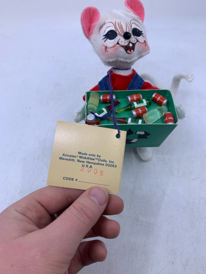WHITE ANNALEE MOUSE HOLDING COCA COLA TRAY W/ OVERALLS.
