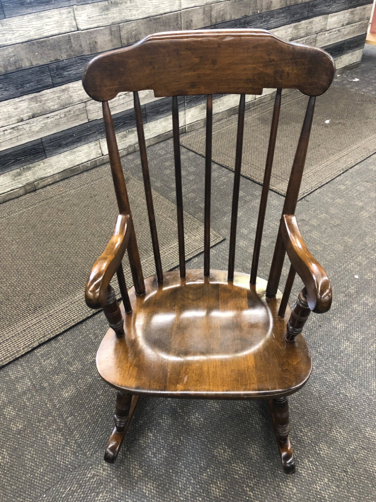 DK WOOD CHILDRENS ROCKING CHAIR.