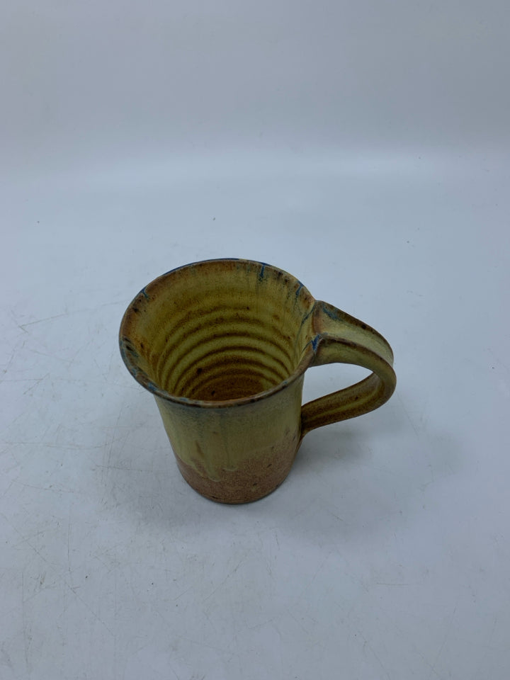 YELLOW/TAN POTTERY MUG.