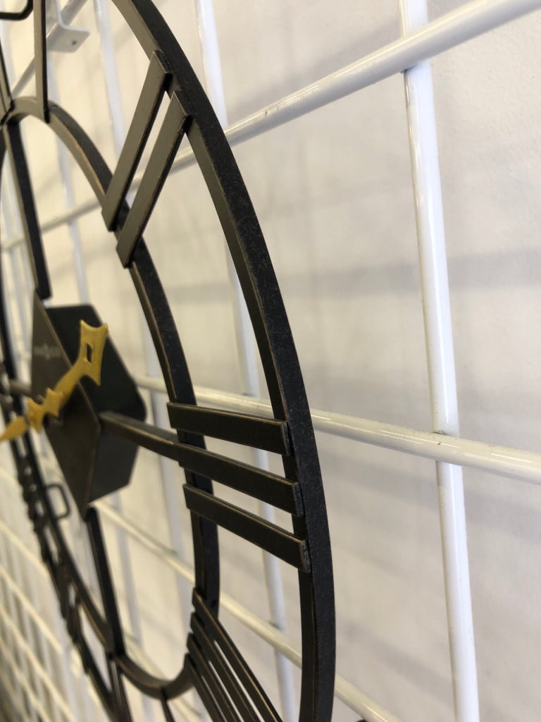 BLACK + GOLD METAL CLOCK.
