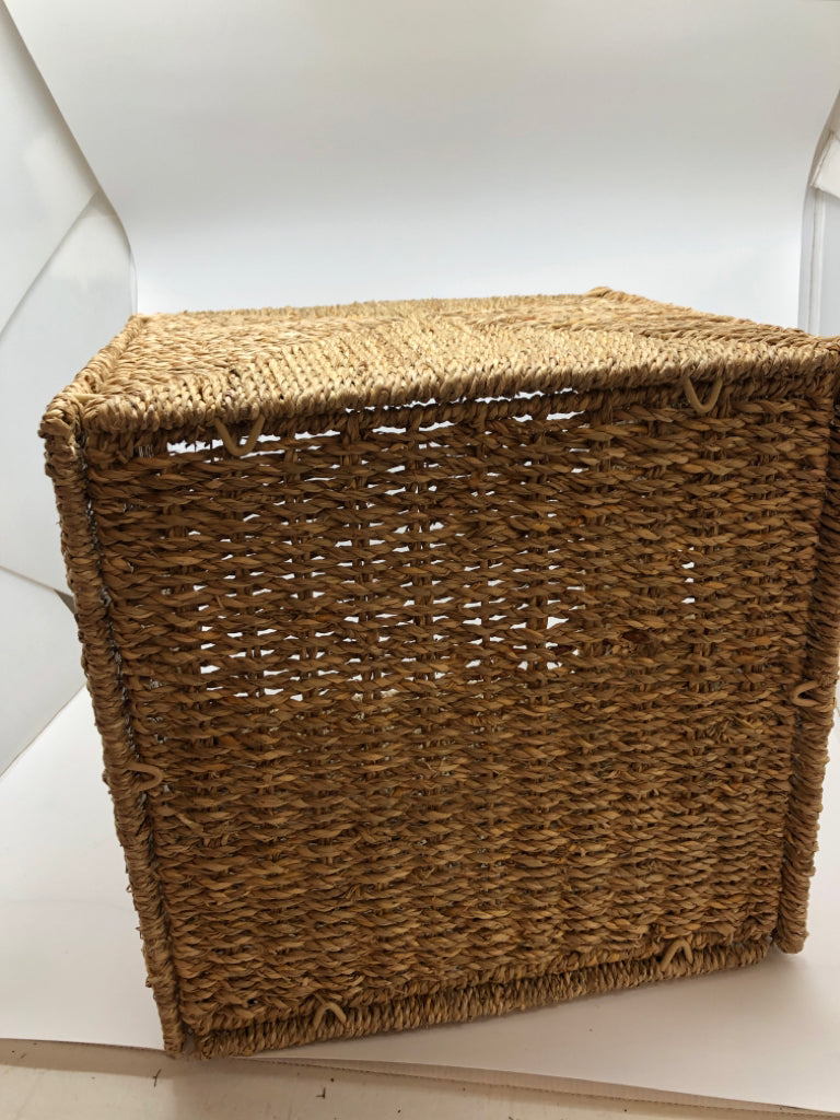 WOVEN WICKER STORAGE CUBE.