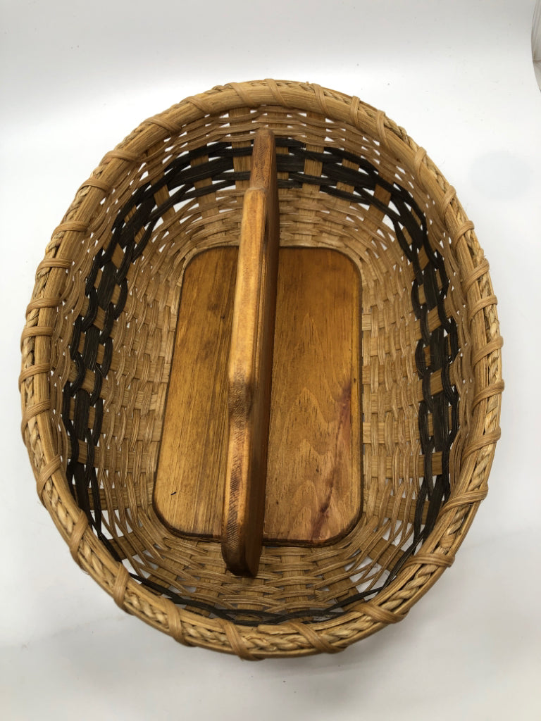 WOODED DIVIDED GRAY-STRIPE WICKER BASKET.