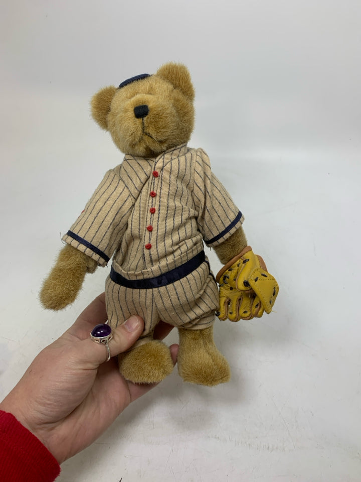 BROWN BOYDS BEAR BASEBALL PLAYER.