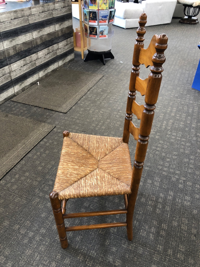 VTG LADDER BACK CHAIR.