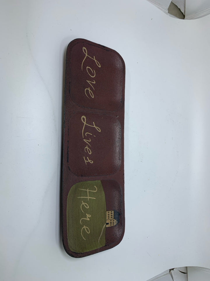 TEXTURED PRIMITIVE STYLE LOVE LIVES HERE DIVIDED TRAY.