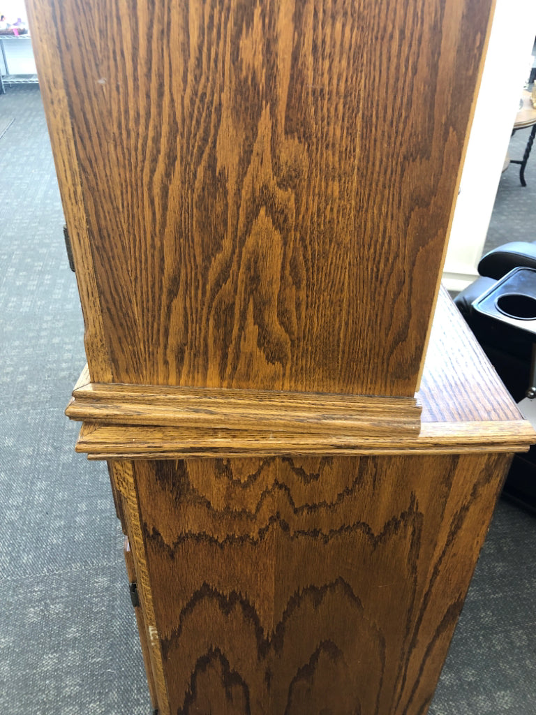 LARGE OAK WOOD 2PC HUTCH W GLASS DOORS.