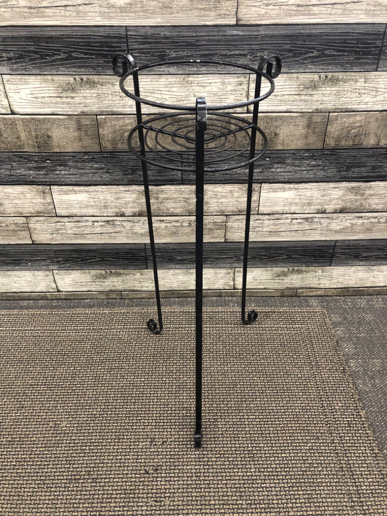 BLACK METAL ROUND PLANT STAND.