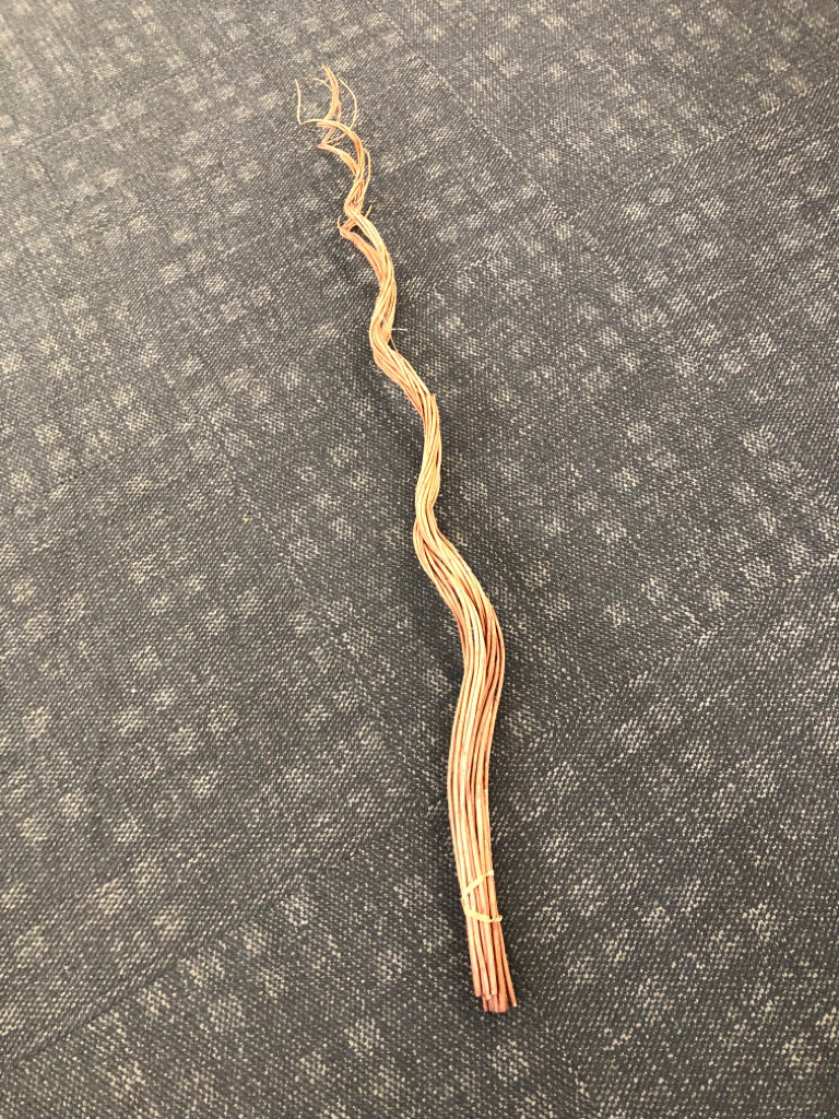 BROWN WAVY BAMBOO VASE FILLER.