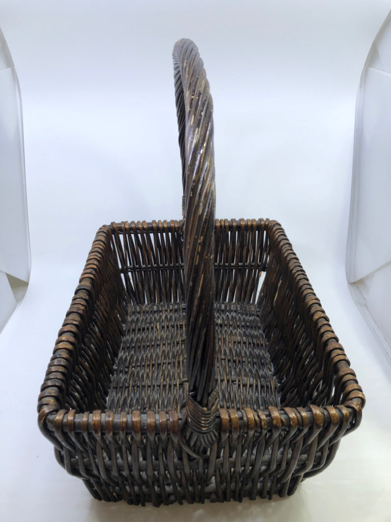 BROWN WICKER BASKET W/HANDLE.