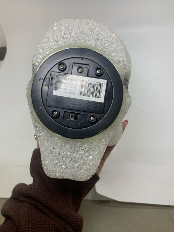 LIGHT UP FLEXIBLE SKULL.