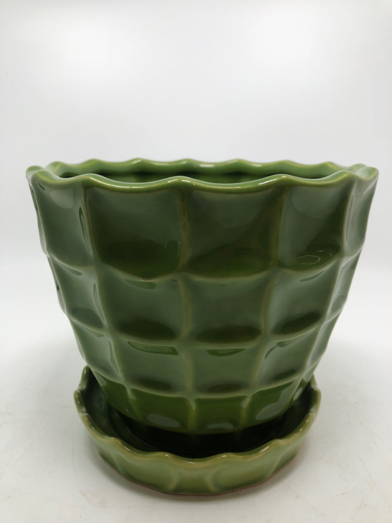 GREEN SQUARE DESIGN PLANTER W/ ATTACHED DRIP PLATE.