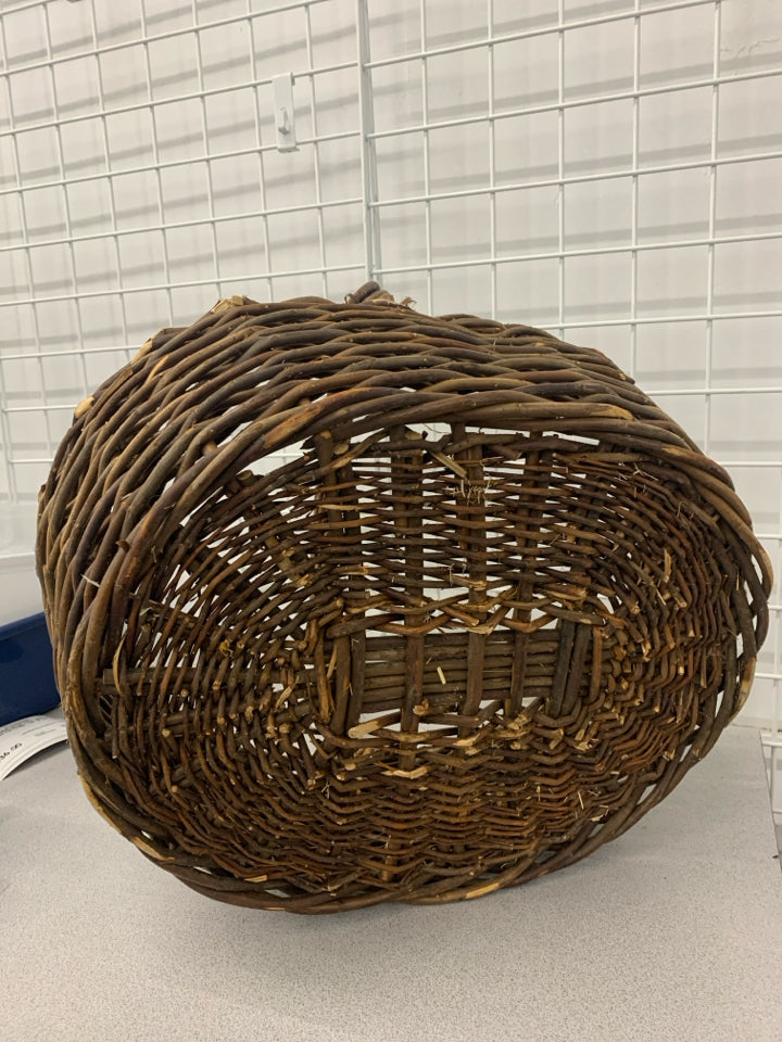 LARGE BROWN BASKET W/HANDLE.