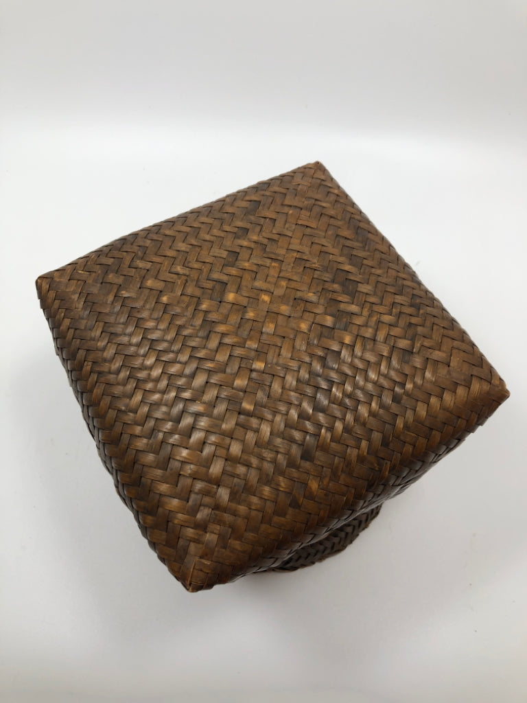 2 TONED SQUARE BOTTOM WICKER BASKET.