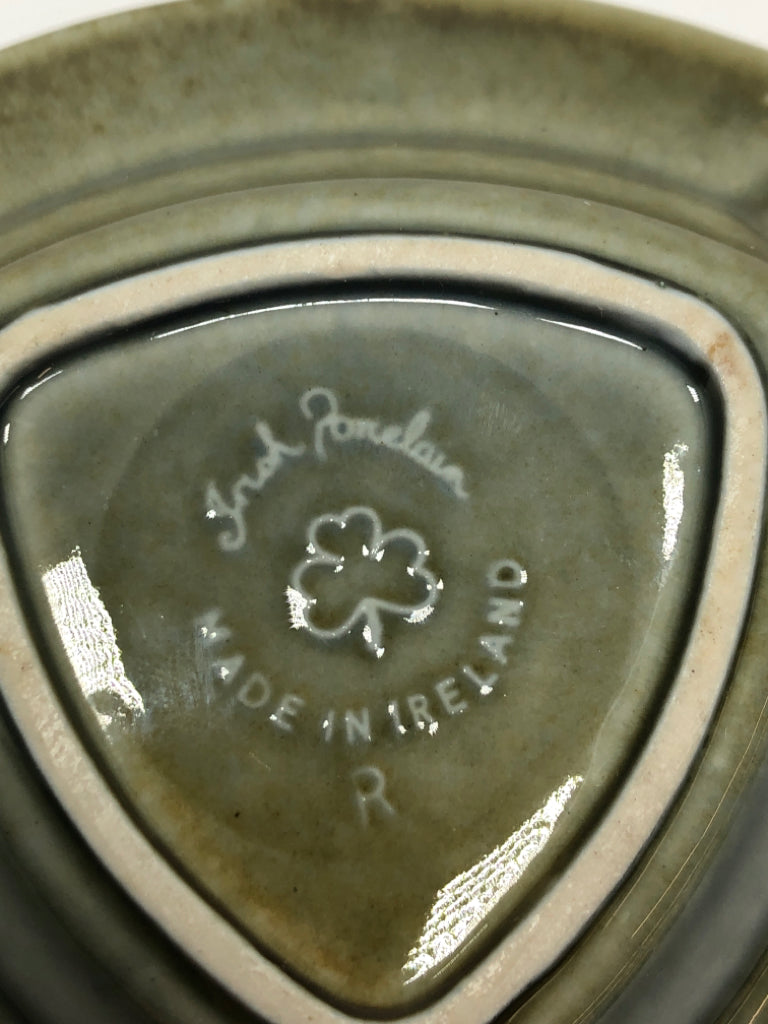 IRISH GLAZED SHAMROCK ASHTRAY.